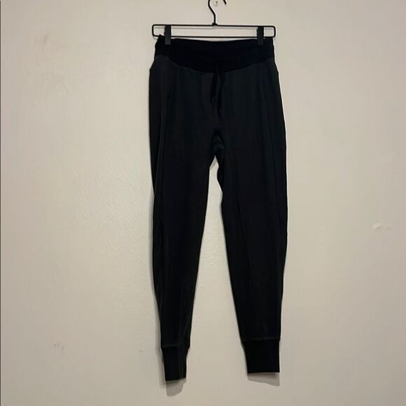 lululemon athletica gray and Black Happy Yin Year‎ Sweatpants Size 4 - Picture 2 of 7